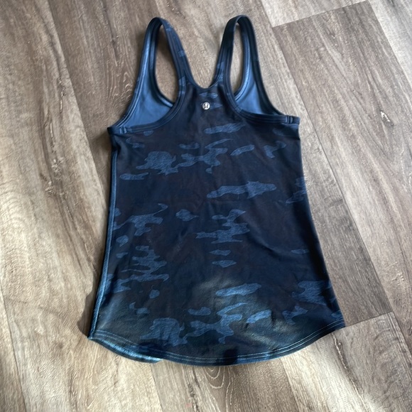 Lululemon tank size 4 - Picture 2 of 2